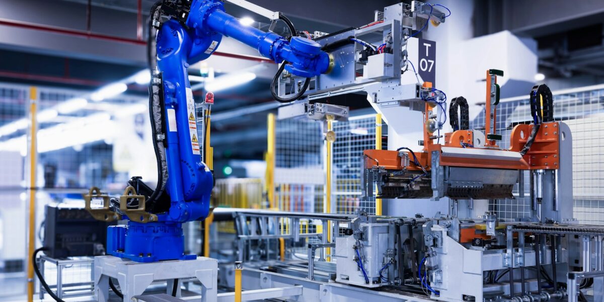 Missão da Fiems leva 50 empresários de MS à China e à Coreia do Sul em busca de tecnologia para a indústria 1 Braço robótico industrial azul em linha de produção de uma fábrica