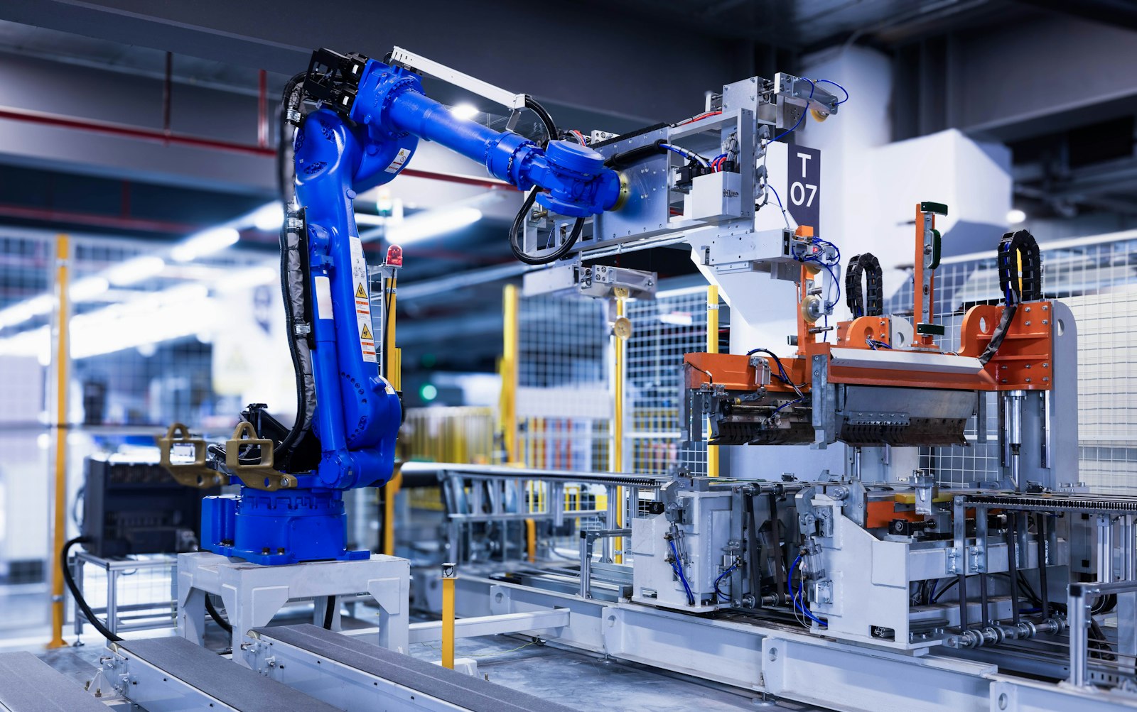 Braço robótico industrial azul em linha de produção de uma fábrica
