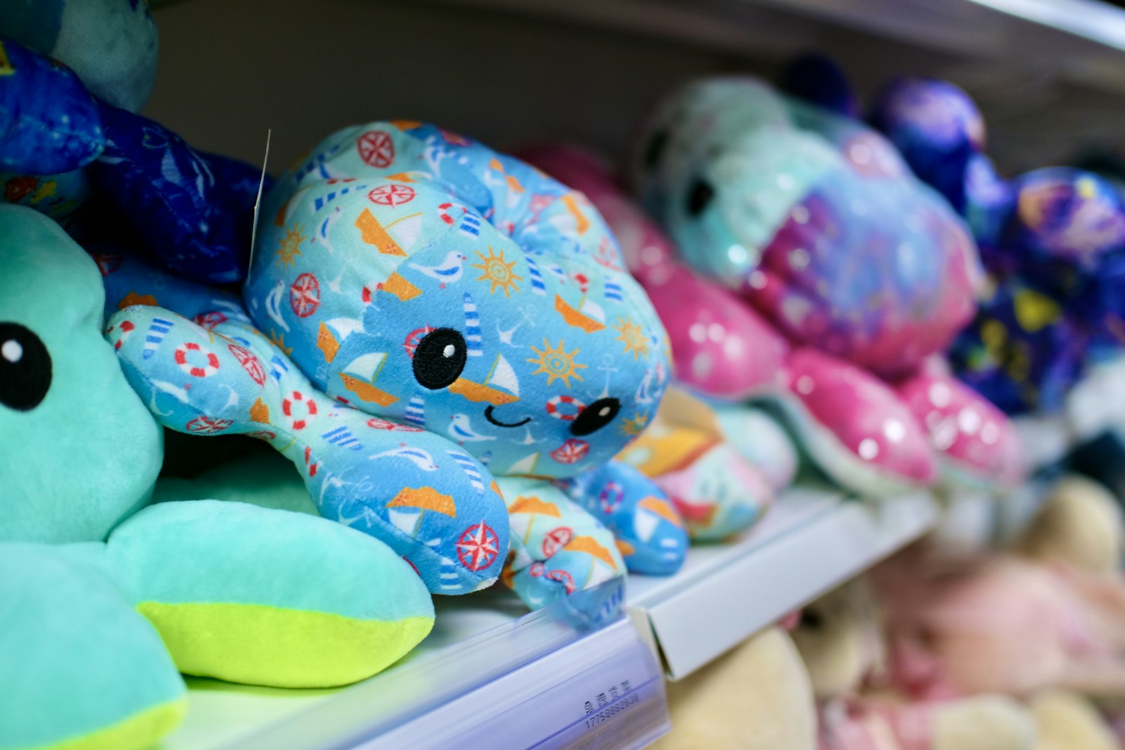 Brinquedos de pelúcia coloridos expostos na prateleira de uma loja de varejo