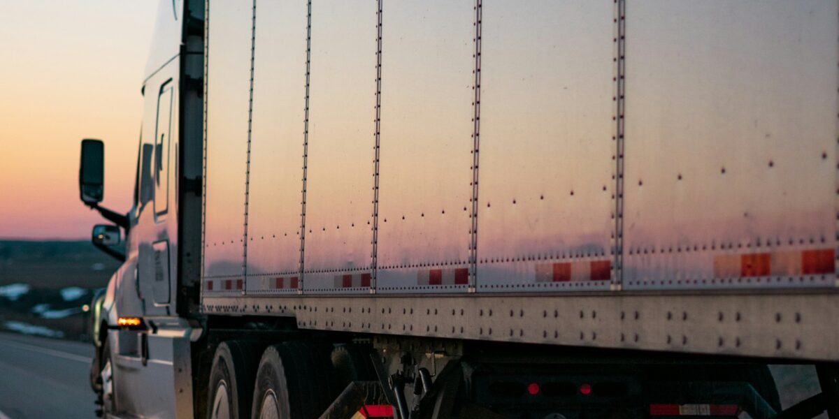 Antes da ponte, o conhecimento: curso do CIN-MS prepara empresas para a Rota Bioceânica 1 Caminhão de carga branco trafega em rodovia durante o dia
