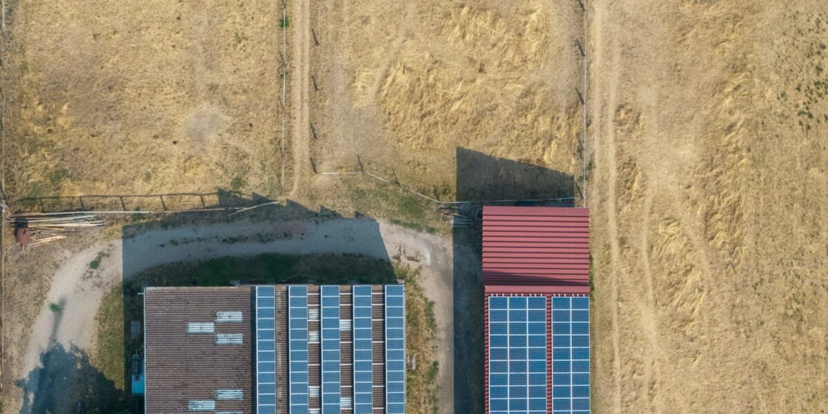 Vista aérea de dois edifícios com painéis solares no telhado