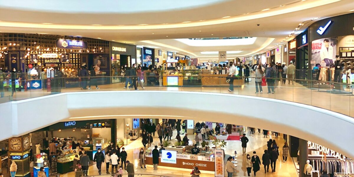 Black Friday da Fronteira movimenta US$ 20 milhões e testa a vocação comercial de Ponta Porã 1 Multidão de consumidores circula por corredor de shopping center em dia de promoção
