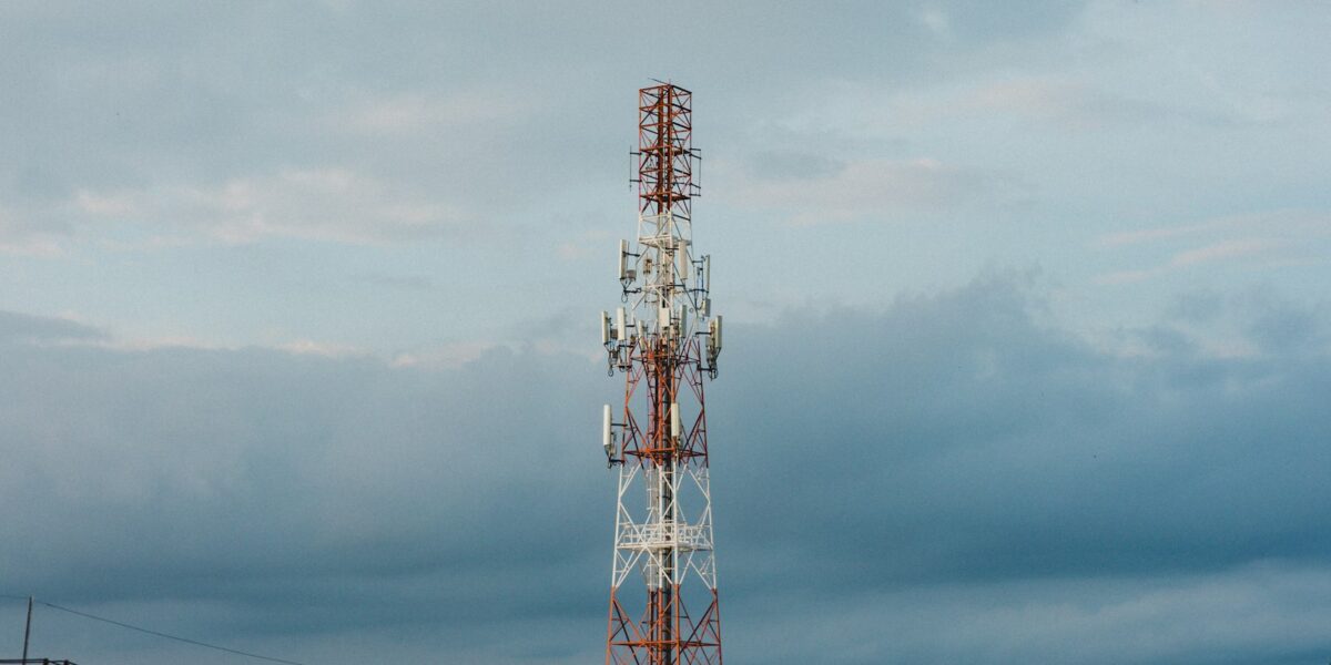 Rodovias de MS ganham rede 4G preparada para IoT, drones e veículos conectados 1 Torre de telefonia celular instalada atrás de uma ponte sobre rodovia