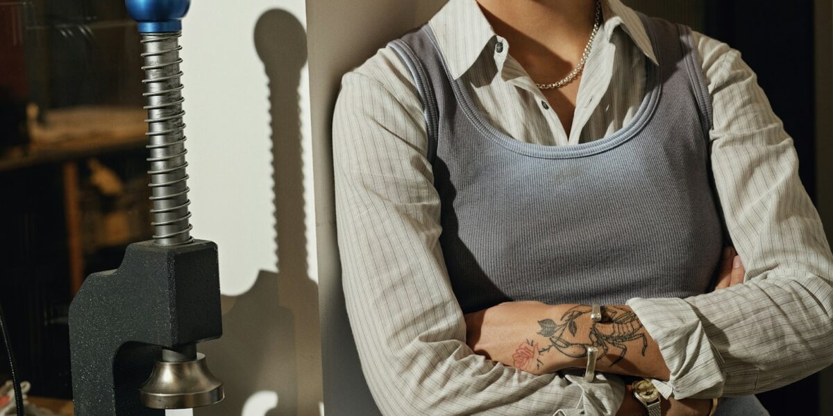 Só 30,8% dos trabalhadores por conta própria de MS têm CNPJ, e formalização recua em 2025 1 Mulher de braços cruzados em pé dentro de uma oficina de trabalho