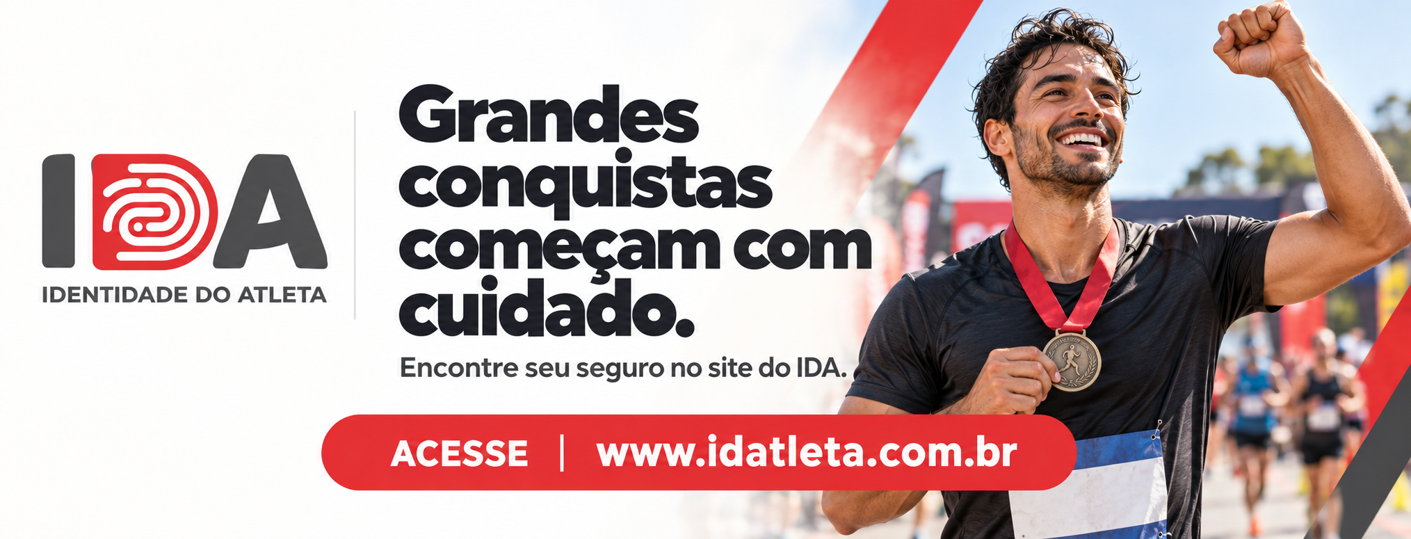 Corredor celebra conquista com medalha
