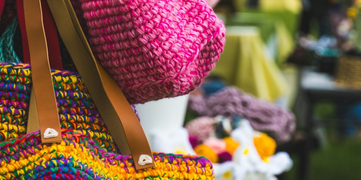 Circuito do Sebrae leva 600 pessoas a Três Lagoas e mistura palestra sobre emoções com vitrine para pequenos negócios da Costa Leste 1 Bolsas de crochê feitas à mão expostas em feira ao ar livre