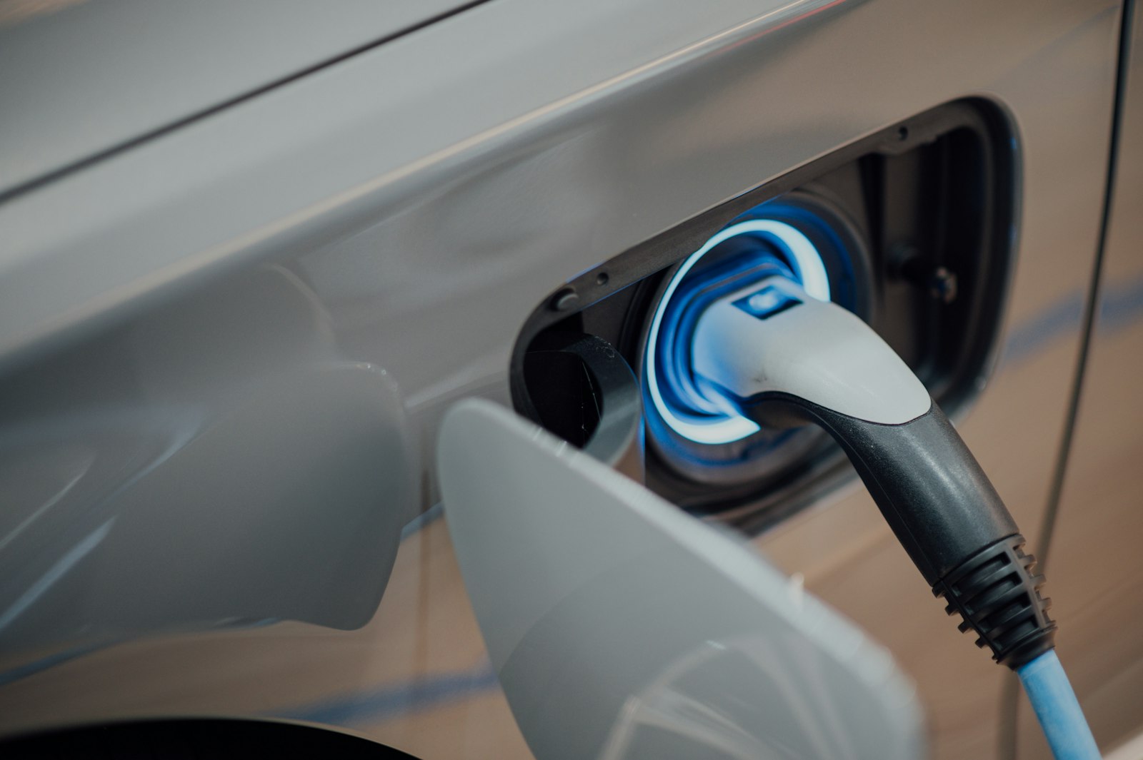 Cabo de carregador de veículo elétrico conectado a um carro