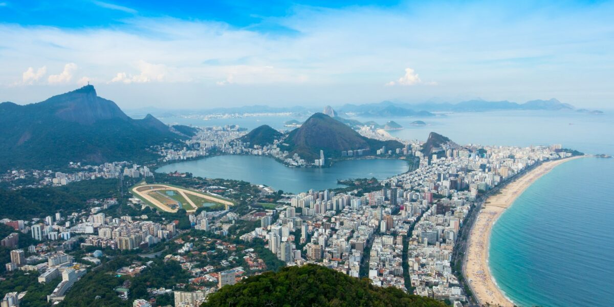 Vista aérea de edifícios de uma cidade entremeados por árvores