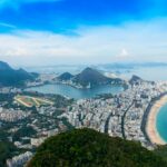 Vista aérea de edifícios de uma cidade entremeados por árvores
