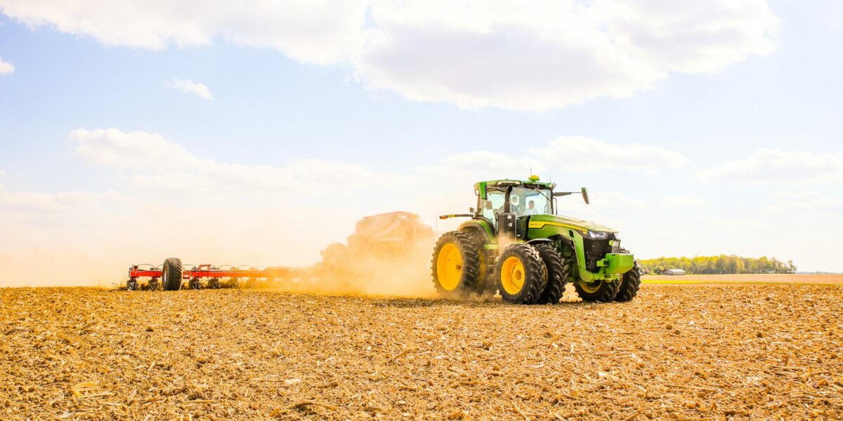 Trator arando um campo agrícola, imagem ilustrativa
