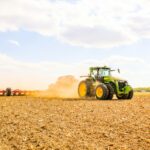 Trator arando um campo agrícola, imagem ilustrativa
