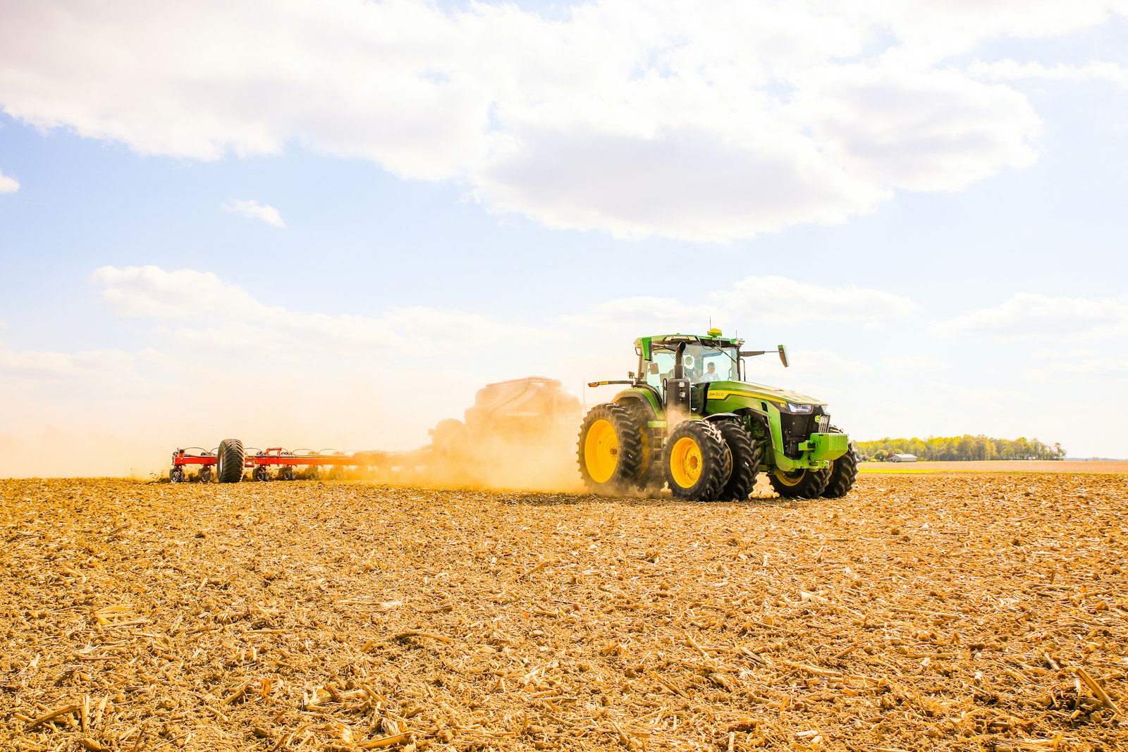 Trator arando um campo agrícola, imagem ilustrativa