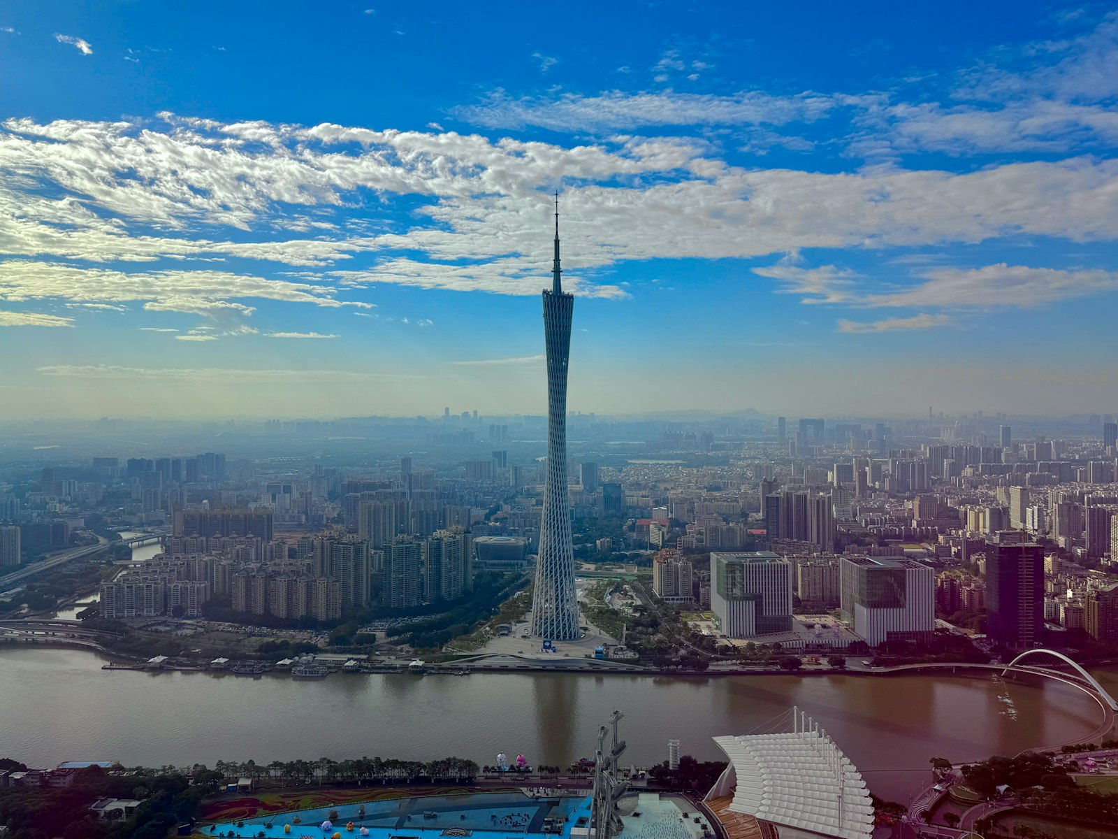 Canton Tower se ergue sobre a paisagem urbana de Guangzhou, na China, às margens de um rio
