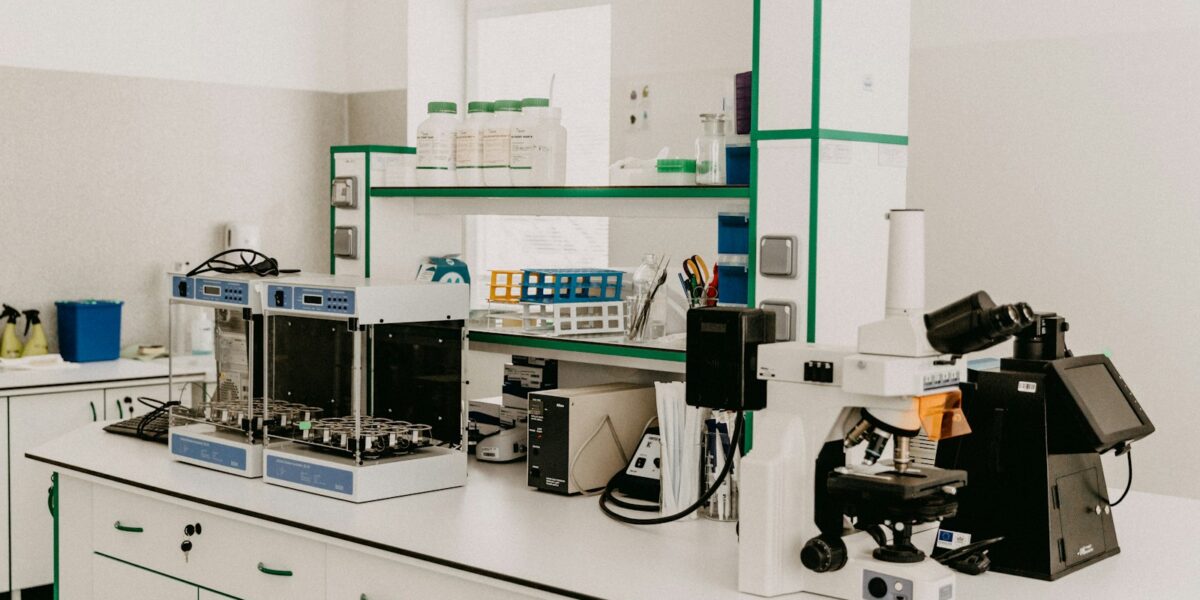 Fim do ICMS: MS estuda subvenção para atrair indústrias e mira 2 centros de P&D até 2030 1 Bancada de laboratório com microscópio e equipamentos analíticos em sala iluminada