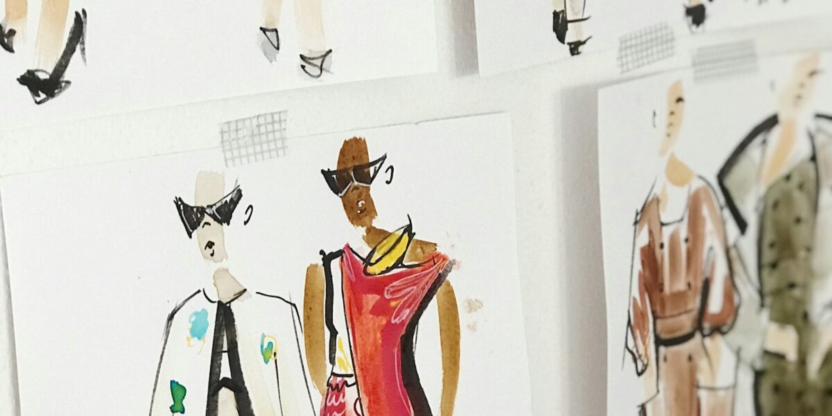 Esboços de ilustração de moda desenhados em folhas de papel
