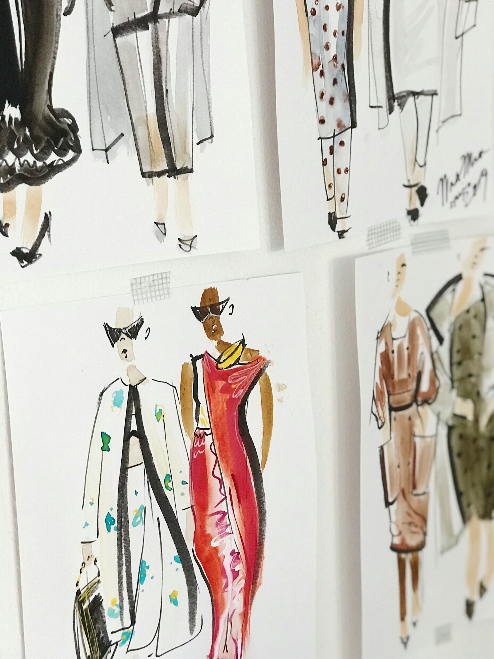 Esboços de ilustração de moda desenhados em folhas de papel