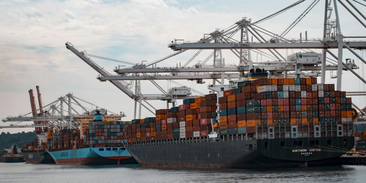 Navios de carga atracados no cais de um porto durante o dia