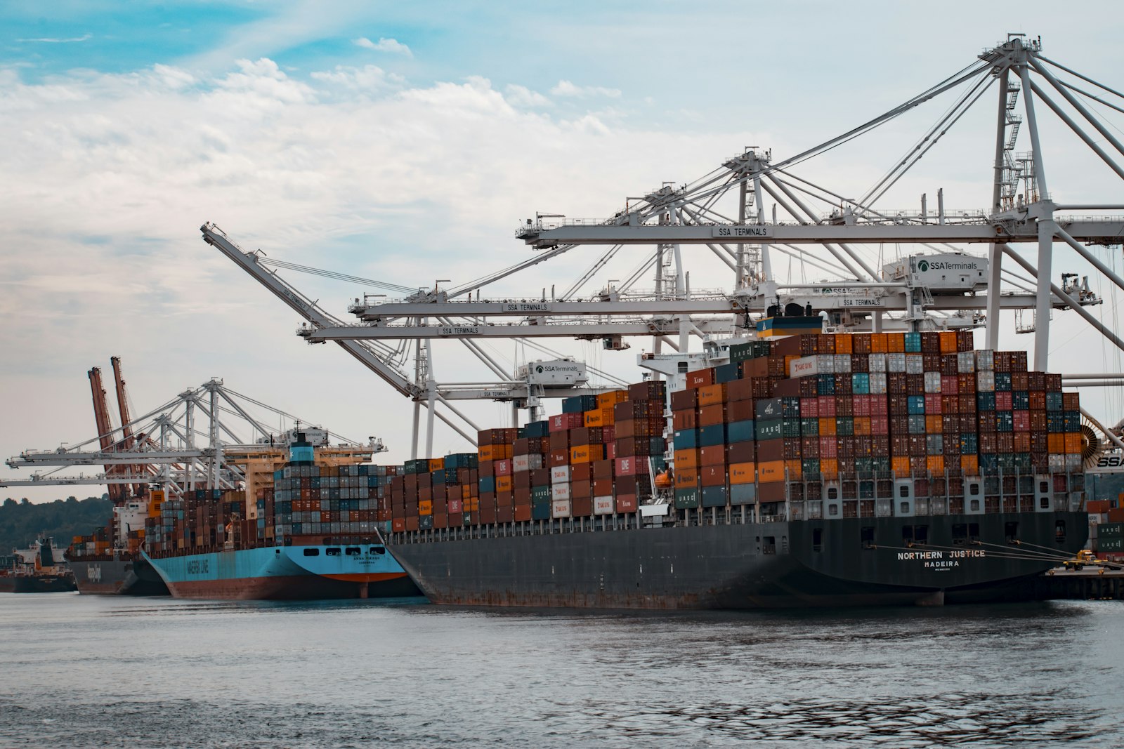 Navios de carga atracados no cais de um porto durante o dia