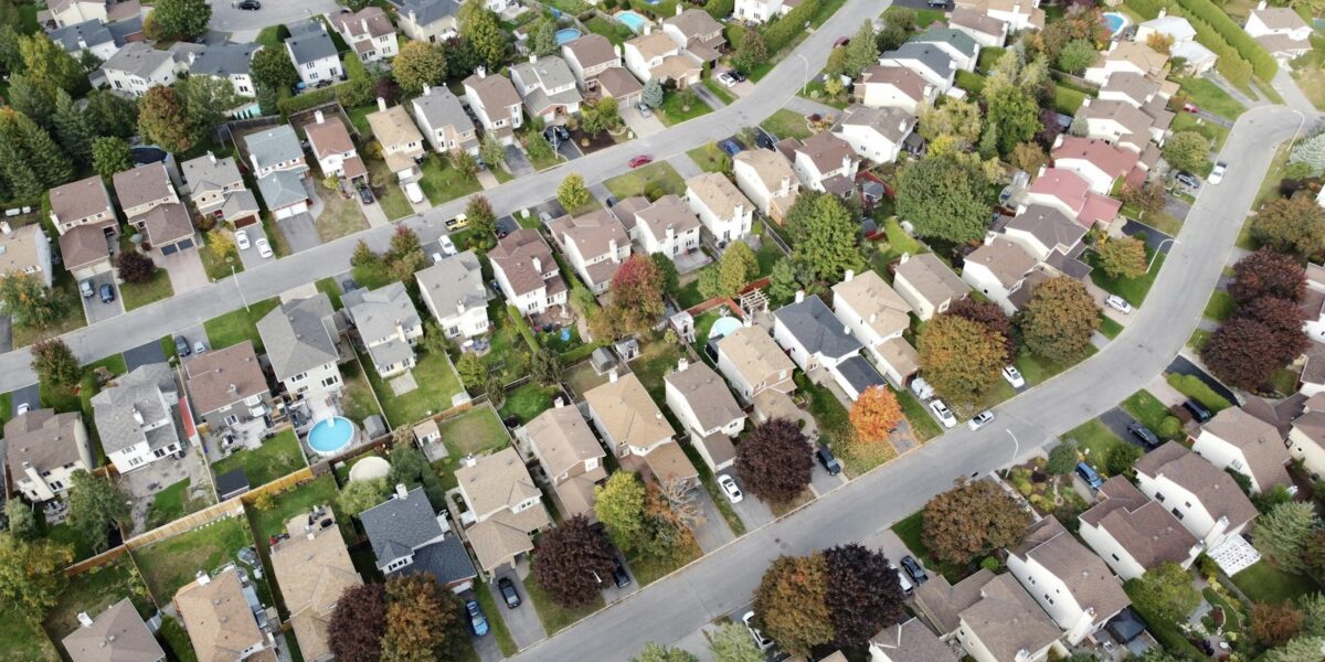 Vista aérea de bairro residencial com muitas casas