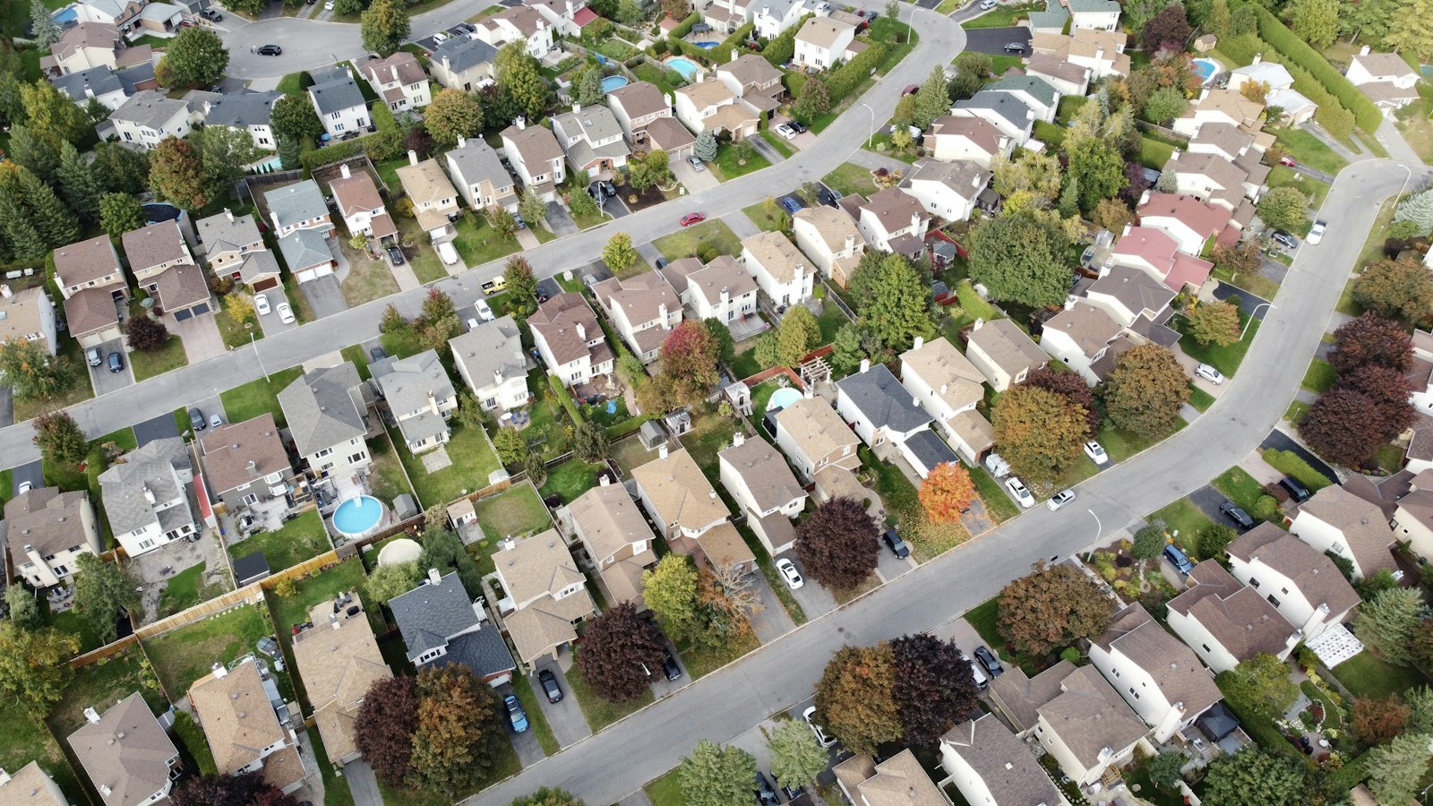 Vista aérea de bairro residencial com muitas casas