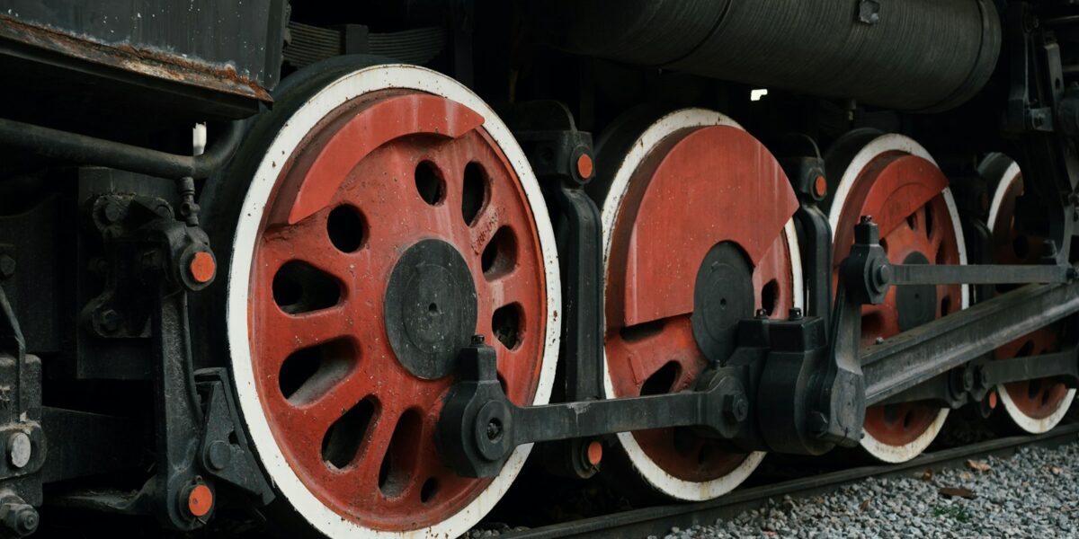Close das rodas de um vagão de trem sobre os trilhos
