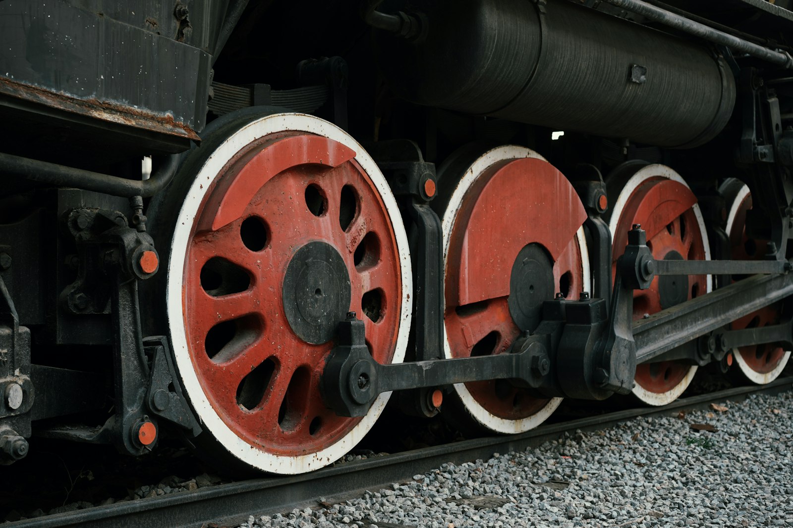 Close das rodas de um vagão de trem sobre os trilhos