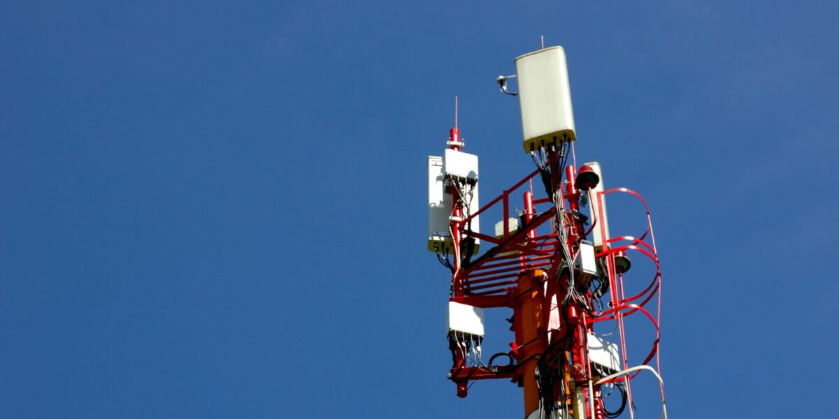Torre de telefonia celular com antenas contra o céu azul